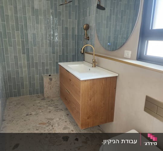 חדר אמבטיה עם כיור, מראה ומקלחת